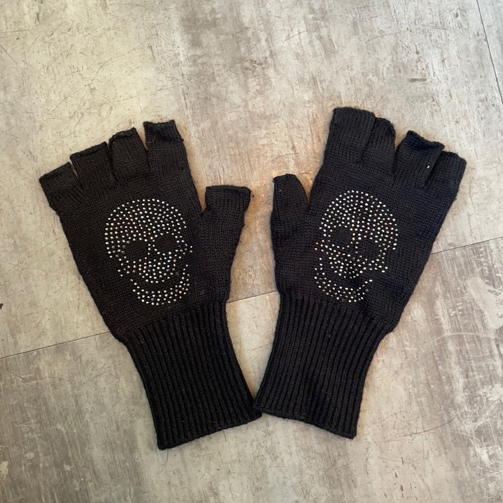 Skull fingerless gloves